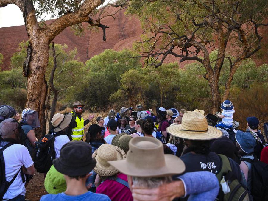 Australia, ultime scalate ad Ayers Rock prima del divieto (Epa)