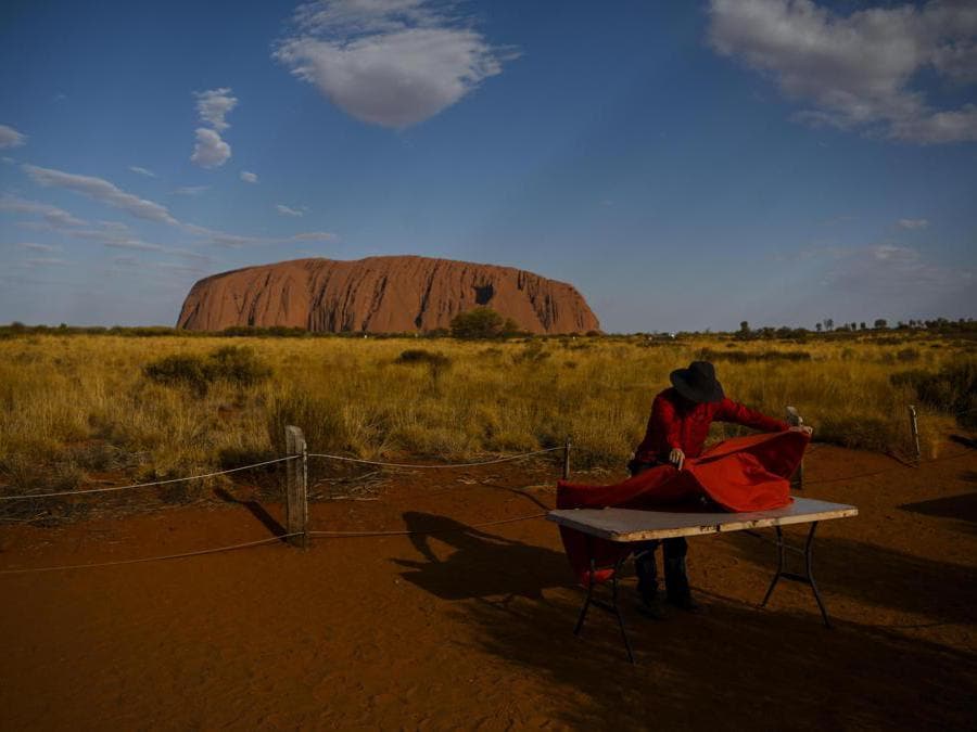 Australia, ultime scalate ad Ayers Rock prima del divieto (Epa)
