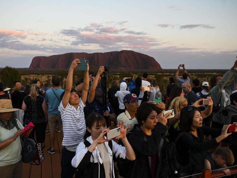Australia, ultime scalate ad Ayers Rock prima del divieto (Epa)