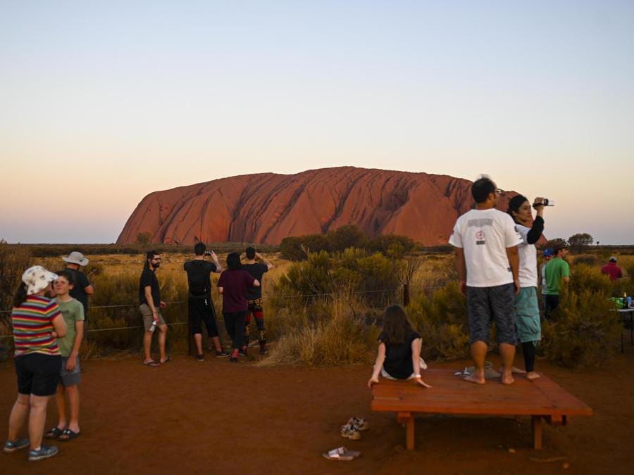 Australia, ultime scalate ad Ayers Rock prima del divieto (Epa)
