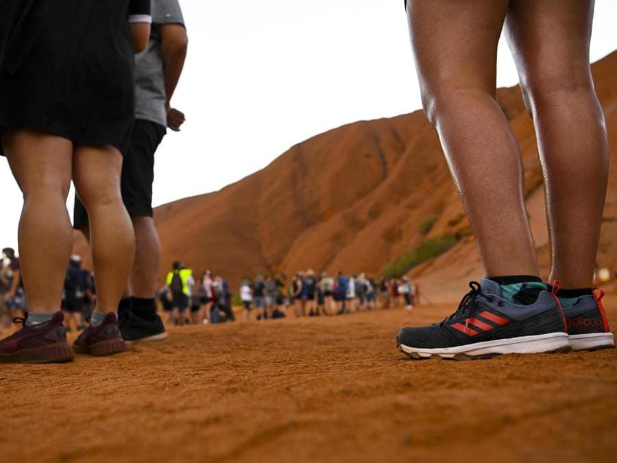 Australia, ultime scalate ad Ayers Rock prima del divieto (Epa)