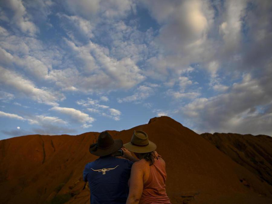Australia, ultime scalate ad Ayers Rock prima del divieto (Epa)