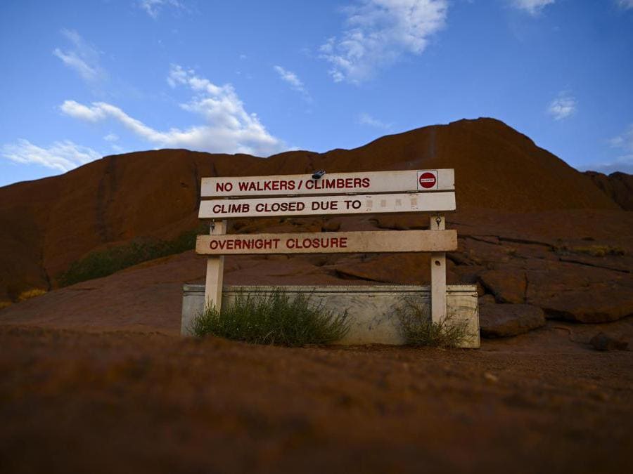 Australia, ultime scalate ad Ayers Rock prima del divieto (Epa)