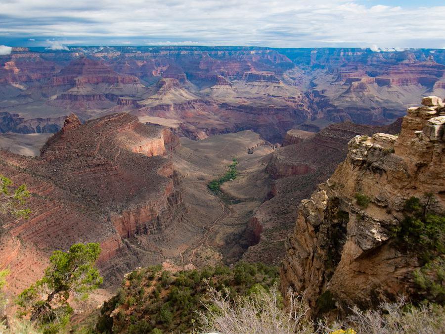 Parco nazionale del Grand Canyon, Arizona – iscritto nel 1979. Il Grand Canyon è una delle attrazioni naturali più famose al mondo, con pareti rosse e arancio, picchi e creste risalenti a quasi due miliardi di anni fa. Scavato dal fiume Colorado, il Parco Nazionale situato nello stato dell'Arizona è oggi una delle destinazioni americane più conosciute, grazie ai suoi panorami spettacolari, ai sentieri escursionistici e alla storia geologica. Il Grand Canyon è stato designato patrimonio dell'umanità dall'UNESCO nel 1979.