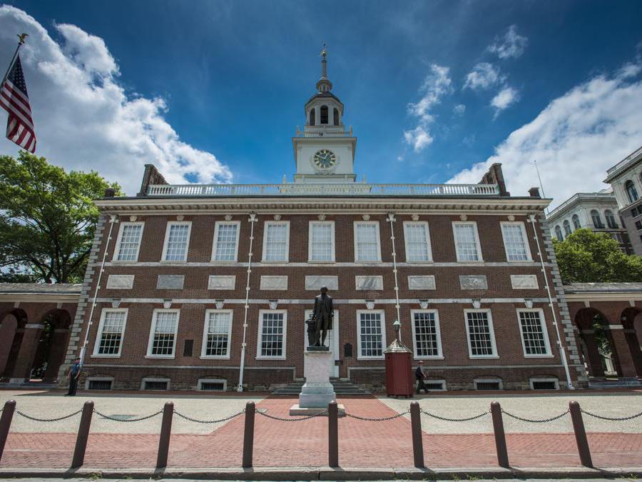 Independence Hall, Philadelphia - iscritto nel 1979. Il “luogo di nascita del governo americano” è stato iscritto nella lista del Patrimonio Mondiale dell'Unesco nel 1979. Progettata dall'avvocato Andrew Hamilton insieme al costruttore Edmund Woolley, la struttura di mattoni rossi in stile georgiano è stata completata nel 1753 e da allora è stata sottoposta a una serie di restauri. Qui, i delegati provenienti da tredici colonie si incontrarono per approvare e firmare la Dichiarazione di Indipendenza nel 1776 e la Costituzione degli Stati Uniti nel 1787. Questi documenti sono due pietre miliari della storia americana e l'edificio è oggi una delle principali attrazioni della città.