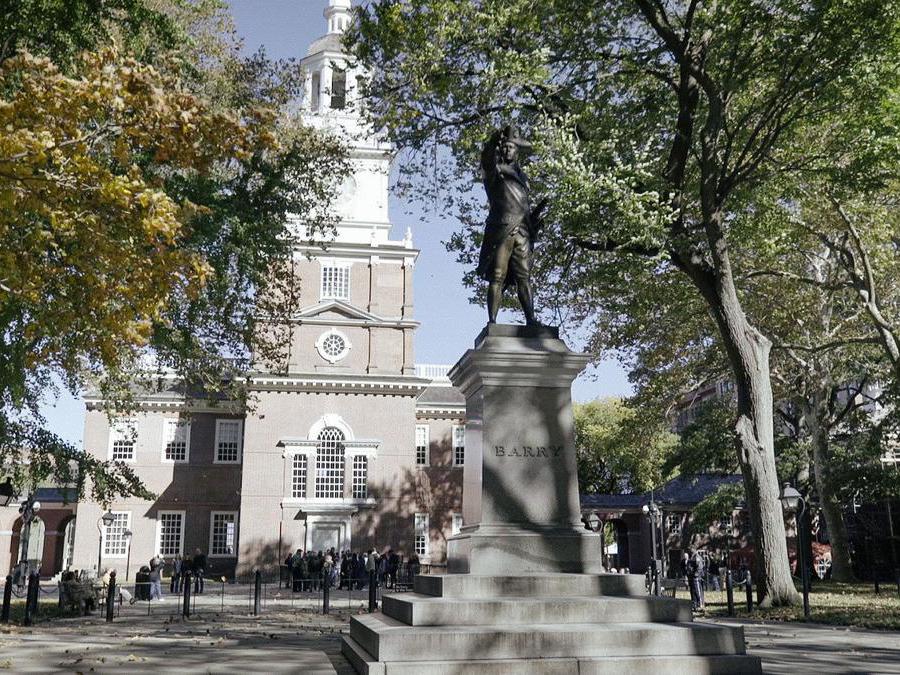 Independence Hall, Philadelphia - iscritto nel 1979. Il “luogo di nascita del governo americano” è stato iscritto nella lista del Patrimonio Mondiale dell'Unesco nel 1979. Progettata dall'avvocato Andrew Hamilton insieme al costruttore Edmund Woolley, la struttura di mattoni rossi in stile georgiano è stata completata nel 1753 e da allora è stata sottoposta a una serie di restauri. Qui, i delegati provenienti da tredici colonie si incontrarono per approvare e firmare la Dichiarazione di Indipendenza nel 1776 e la Costituzione degli Stati Uniti nel 1787. Questi documenti sono due pietre miliari della storia americana e l'edificio è oggi una delle principali attrazioni della città.