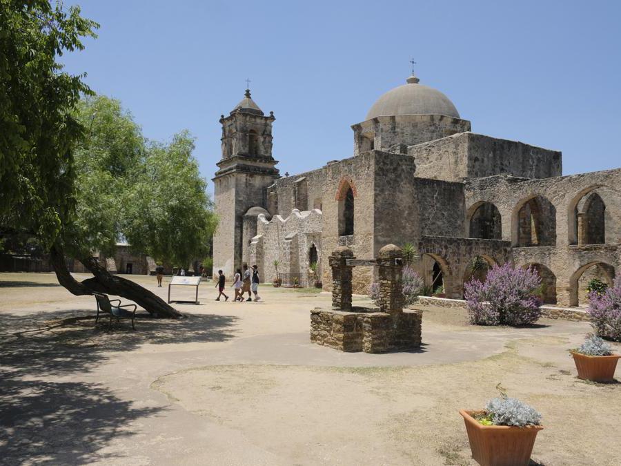 Missioni di San Antonio, Texas - iscritto nel 2015. Nel 2015, le Missioni di San Antonio - tra cui la celebre Alamo e quattro storiche missioni cattoliche lungo il Mission Trail - sono state disegnate dall'UNESCO come i primi siti patrimonio dell'umanità in Texas. In particolare l'Alamo fu costruito nel 1744 come chiesa per la Missione di San Antonio de Valero ed oggi è diventato un'attrazione turistica, un luogo di pellegrinaggio e una delle attrazioni più popolari del Texas.