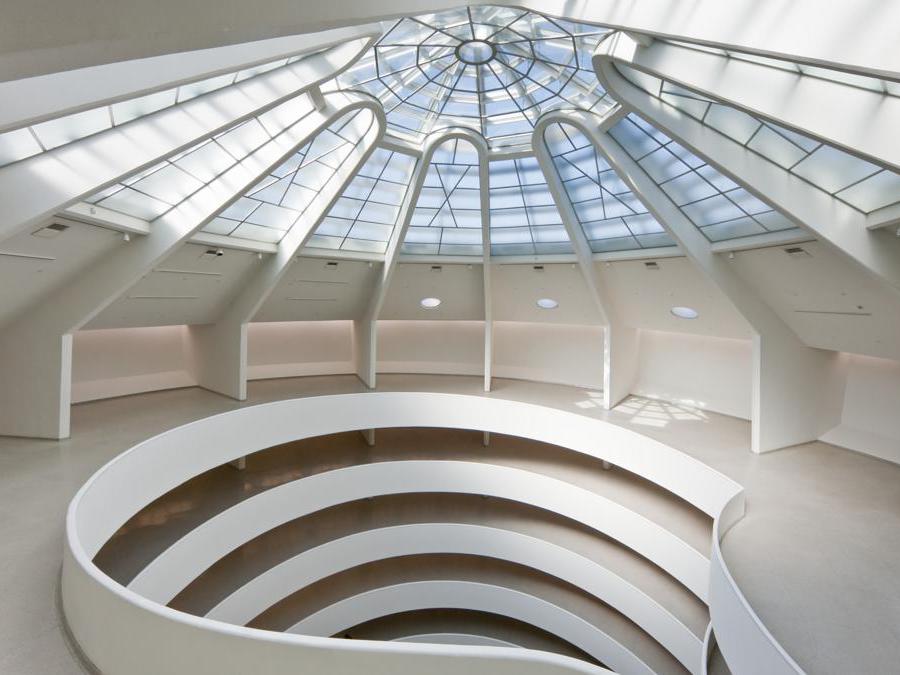 Solomon R. Guggenheim Museum, New York - iscritto nel 2019. Terminata nell'ottobre del 1959, appena sei mesi dopo la scomparsa di Frank Lloyd Wright, la spirale bianca del Guggenheim Museum di New York è famosa quanto le opere d'arte al suo interno. Nonostante sia stato ugualmente criticato e celebrato, il Guggenheim è una delle strutture più famose al mondo e spicca tra gli edifici più importanti degli ultimi anni di carriera di Wright. Oggi, dopo 60 anni dalla sua costruzione, la rampa a spirale che porta alla cupola sovrastante il grande spazio vuoto, ospita alcune delle opere d'arte più conosciute al mondo e mostre sempre nuove.