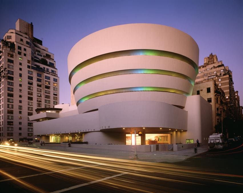 Solomon R. Guggenheim Museum, New York - iscritto nel 2019. Terminata nell'ottobre del 1959, appena sei mesi dopo la scomparsa di Frank Lloyd Wright, la spirale bianca del Guggenheim Museum di New York è famosa quanto le opere d'arte al suo interno. Nonostante sia stato ugualmente criticato e celebrato, il Guggenheim è una delle strutture più famose al mondo e spicca tra gli edifici più importanti degli ultimi anni di carriera di Wright. Oggi, dopo 60 anni dalla sua costruzione, la rampa a spirale che porta alla cupola sovrastante il grande spazio vuoto, ospita alcune delle opere d'arte più conosciute al mondo e mostre sempre nuove.