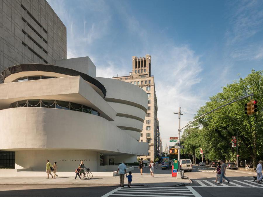 Solomon R. Guggenheim Museum, New York - iscritto nel 2019. Terminata nell'ottobre del 1959, appena sei mesi dopo la scomparsa di Frank Lloyd Wright, la spirale bianca del Guggenheim Museum di New York è famosa quanto le opere d'arte al suo interno. Nonostante sia stato ugualmente criticato e celebrato, il Guggenheim è una delle strutture più famose al mondo e spicca tra gli edifici più importanti degli ultimi anni di carriera di Wright. Oggi, dopo 60 anni dalla sua costruzione, la rampa a spirale che porta alla cupola sovrastante il grande spazio vuoto, ospita alcune delle opere d'arte più conosciute al mondo e mostre sempre nuove.