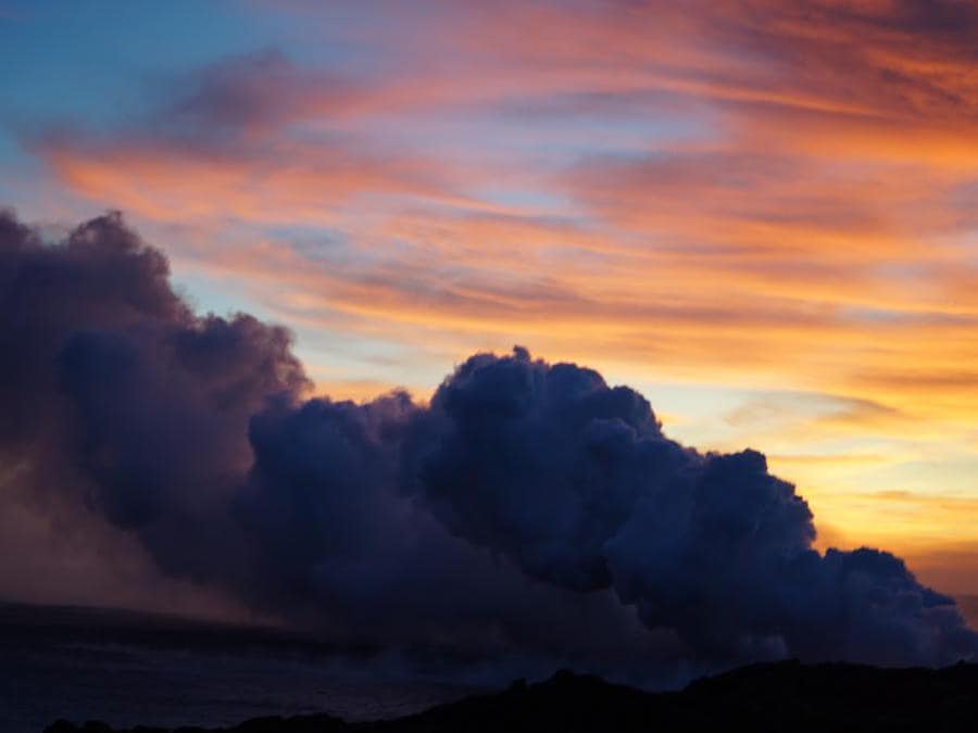 Parco Nazionale Vulcani delle Hawaii, Hawaii - iscritto nel 1987. Questo sito UNESCO ospita due dei vulcani più attivi al mondo: Mauna Loa (4.170 m) e Kilauea (1.250 m). Le loro continue eruzioni vulcaniche hanno creato uno straordinario paesaggio in costante evoluzione caratterizzato da foreste pluviali, deserti e sentieri di alta montagna. Il parco nazionale originale, iscritto dall'UNESCO nella lista del Patrimonio Mondiale nel 1987, si snoda lungo circa 88.000 ettari. Nel 2004 il parco è stato esteso di oltre 130.000 ettari per garantirgli una ulteriore protezione. Oggi i visitatori possono praticare escursionismo lungo i suoi tanti sentieri e visitare i punti panoramici e i musei sul cratere.
