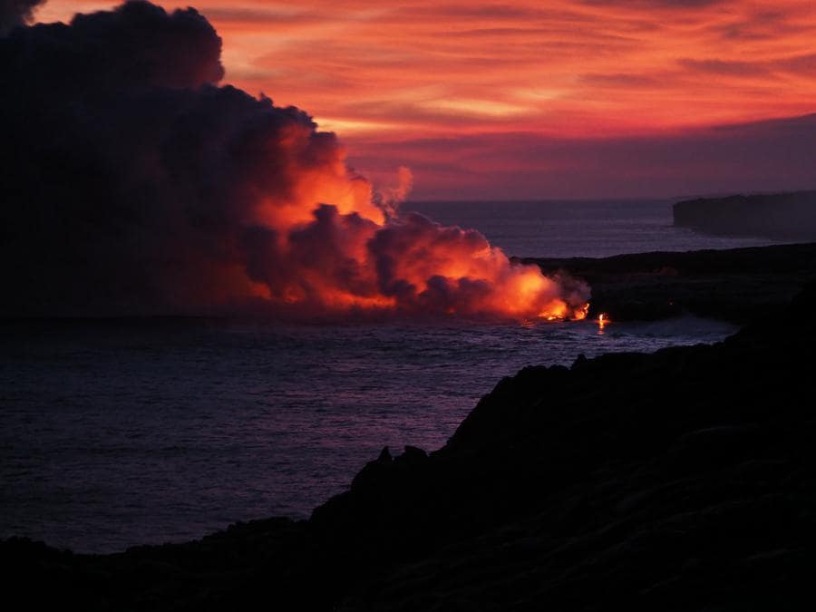 Parco Nazionale Vulcani delle Hawaii, Hawaii - iscritto nel 1987. Questo sito UNESCO ospita due dei vulcani più attivi al mondo: Mauna Loa (4.170 m) e Kilauea (1.250 m). Le loro continue eruzioni vulcaniche hanno creato uno straordinario paesaggio in costante evoluzione caratterizzato da foreste pluviali, deserti e sentieri di alta montagna. Il parco nazionale originale, iscritto dall'UNESCO nella lista del Patrimonio Mondiale nel 1987, si snoda lungo circa 88.000 ettari. Nel 2004 il parco è stato esteso di oltre 130.000 ettari per garantirgli una ulteriore protezione. Oggi i visitatori possono praticare escursionismo lungo i suoi tanti sentieri e visitare i punti panoramici e i musei sul cratere.