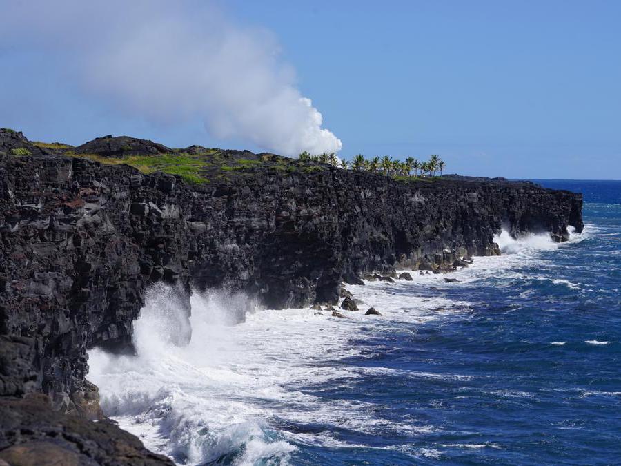 Parco Nazionale Vulcani delle Hawaii, Hawaii - iscritto nel 1987. Questo sito UNESCO ospita due dei vulcani più attivi al mondo: Mauna Loa (4.170 m) e Kilauea (1.250 m). Le loro continue eruzioni vulcaniche hanno creato uno straordinario paesaggio in costante evoluzione caratterizzato da foreste pluviali, deserti e sentieri di alta montagna. Il parco nazionale originale, iscritto dall'UNESCO nella lista del Patrimonio Mondiale nel 1987, si snoda lungo circa 88.000 ettari. Nel 2004 il parco è stato esteso di oltre 130.000 ettari per garantirgli una ulteriore protezione. Oggi i visitatori possono praticare escursionismo lungo i suoi tanti sentieri e visitare i punti panoramici e i musei sul cratere.