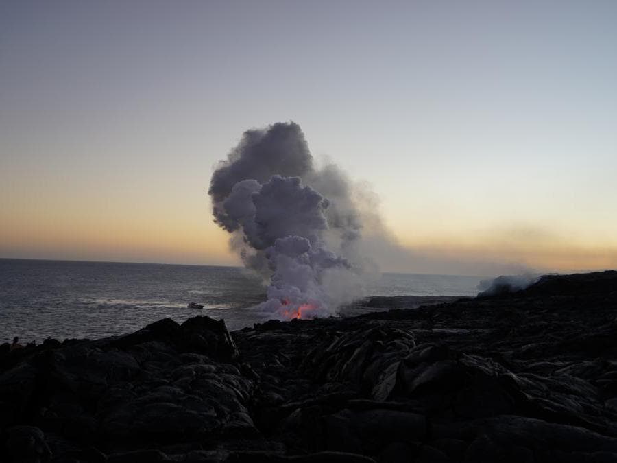Parco Nazionale Vulcani delle Hawaii, Hawaii - iscritto nel 1987. Questo sito UNESCO ospita due dei vulcani più attivi al mondo: Mauna Loa (4.170 m) e Kilauea (1.250 m). Le loro continue eruzioni vulcaniche hanno creato uno straordinario paesaggio in costante evoluzione caratterizzato da foreste pluviali, deserti e sentieri di alta montagna. Il parco nazionale originale, iscritto dall'UNESCO nella lista del Patrimonio Mondiale nel 1987, si snoda lungo circa 88.000 ettari. Nel 2004 il parco è stato esteso di oltre 130.000 ettari per garantirgli una ulteriore protezione. Oggi i visitatori possono praticare escursionismo lungo i suoi tanti sentieri e visitare i punti panoramici e i musei sul cratere.