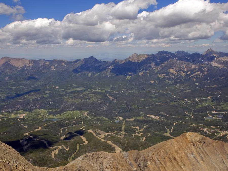 Parco Nazionale di Yellowstone, Wyoming - iscritto nel 1978. Il primo parco nazionale d'America - e il primo sito degli Stati Uniti dichiarato Patrimonio Mondiale dell'UNESCO a partire dal 1978 - è il luogo in cui si trovano alcune delle lande più spettacolari e selvagge del Paese, e numerosi esemplari di alci, alci, bisonti, orsi grizzly e lupi. Il parco ospita anche 300 geyser, il 60% di quelli esistenti nel Pianeta. Queste sorgenti termali naturali emettono getti di vapore e acqua bollente a intervalli regolari e insieme alle sorgenti termali multicolore e alle piscine di fango ribollenti rappresentano un esempio delle caratteristiche geotermiche del parco.