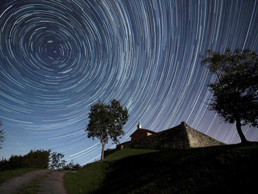 Una pioggia di meteoriti autunnali (draconidi) ripresa a Comillas in Spagna (EPA/PEDRO PUENTE HOYOS)