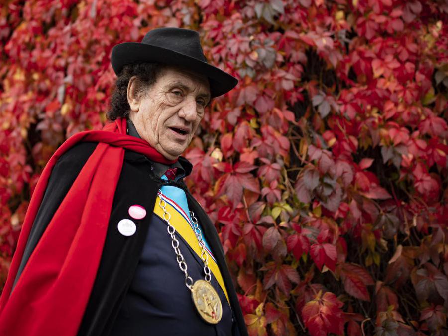 Un membro della Repubblica di Montmartre partecipa alla vendemmia nel Clos de Montmartre. Si tratta di un piccolo vigneto che produce 500 litri di vino all'anno chiuso al pubblico dal 1933 per preservare questo angolo di natura nella citttà e d evitare nuove costruzioni. (EPA/IAN LANGSDON)