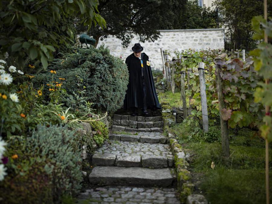 Nel giardino della Repubblica di Montmartre a Parigi (EPA/IAN LANGSDON)