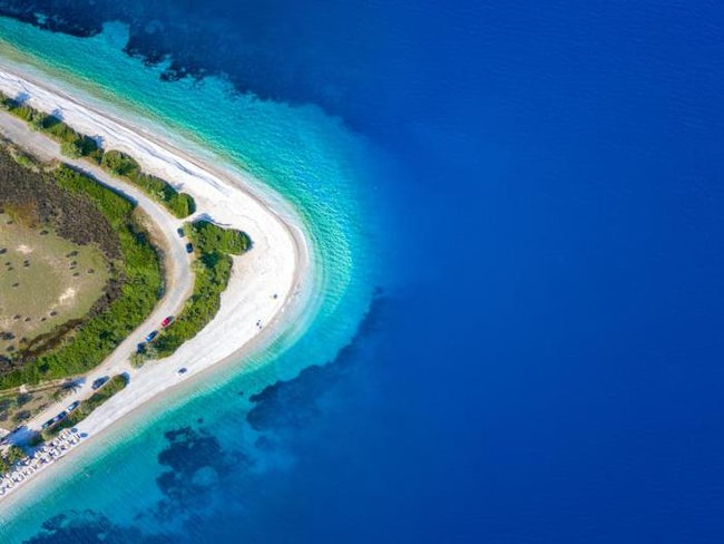 Il Partenone blu in fondo all'Egeo