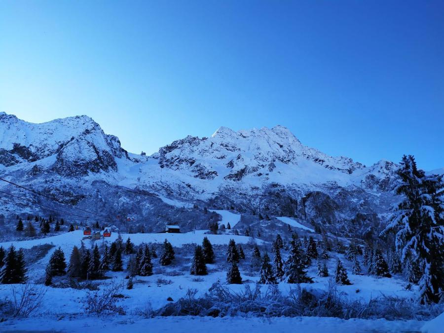 Le piste sul ghiacciaio Presena al Passo del Tonale  (Ansa)