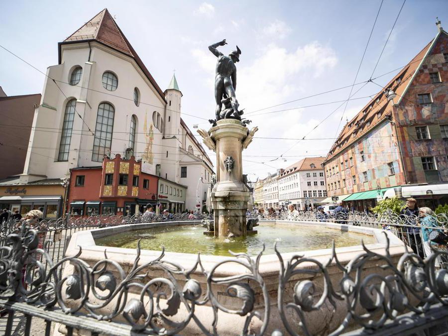 La fontana Merkurbrunnen ad Augusta, Germania. Il sistema di gestione idrica di Augsburg è stato inserito nell'elenco dei patrimoni dell'umanità dall'Unesco. EPA/LUKAS BARTH-TUTTAS
