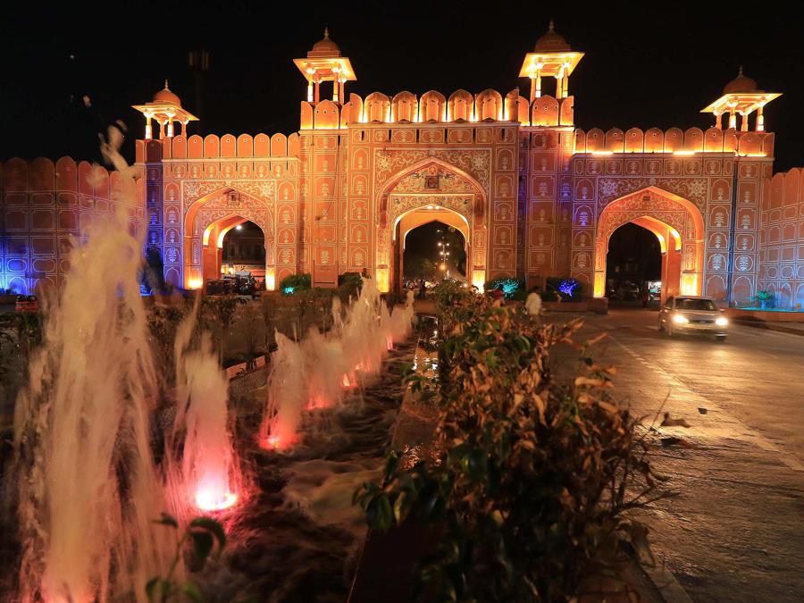 Una vista della porta Ajmeri a Jaipur, India. La città murata di Jaipur, conosciuta anche come città rosa, è stata inserita nell'elenco dei siti patrimonio mondiale durante la 43a sessione del Comitato del patrimonio mondiale dell'unesco a Baku, in Azerbaigian. EPA/VISHAL BHATANAGAR