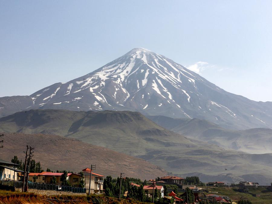 Una vista del monte Damavand, la vetta più alta dell'Iran e un vulcano potenzialmente attivo, nella provincia settentrionale del Mazandaran. (Photo by ATTA KENARE / AFP)