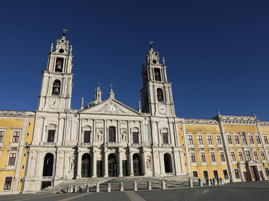 Una veduta del Palazzo Reale di Mafra, a Mafra, in Portogallo. Il Palazzo Reale di Mafra con il suo palazzo, la basilica, il convento, il giardino e il parco di caccia (Tapada) è stato dichiarato patrimonio dell'umanità dall'Unesco EPA/ANTONIO COTRIM