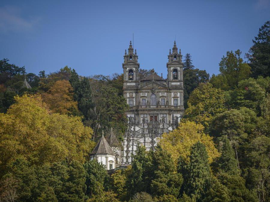 Una veduta del Santuario di Bom Jesus do Monte a Braga, a nord del Portogallo. EPA/HUGO DELGADO