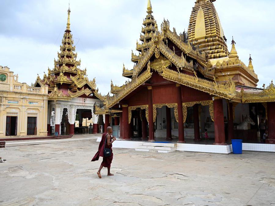 Un monaco buddista visita la pagoda di Shwesigon a Bagan. Il comitato del patrimonio mondiale dell'Unesco ha approvato la registrazione dell'antica città di Bagan come sito del patrimonio mondiale dell’umanità. (Photo by Ye Aung THU / AFP)