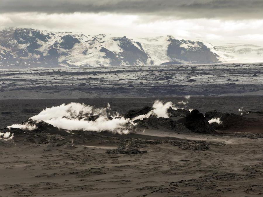 Una veduta aerea di nuvole bianche di fumo e vapore che salgono da un'eruzione, scattata durante un volo, sopra il campo di lava di Holuhraun a nord del ghiacciaio Vatnajokull, Islanda. Il Vatnajokull National Park, una regione che copre un'area di oltre 1.400.000 ettari e quasi il 14% del territorio dell'Islanda, e stata iscritta nella lista del patrimonio mondiale dell'Unesco. EPA/VILHELM GUNNARSSON